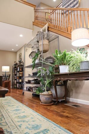 Interior - Sequoia Honeymoon Retreat- U Pick Oranges! (Visalia)