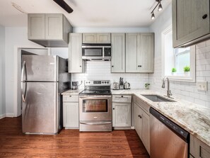 Microondas, horno, placa de cocina