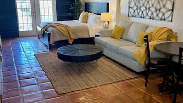 1 間睡房、書桌、熨斗/熨衫板、可攜式嬰兒床