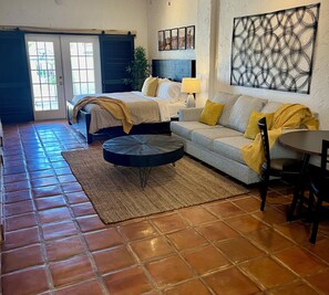 1 quarto, escrivaninha, ferros/tábuas de passar roupa, berço de viagem