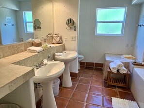 Boblebad, hårføner, håndklær og såpe