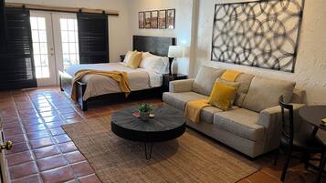 1 sovrum, skrivbord, strykjärn/strykbräda och resesäng