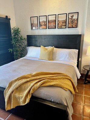 1 soverom, skrivebord, strykejern/-brett og reiseseng for barn