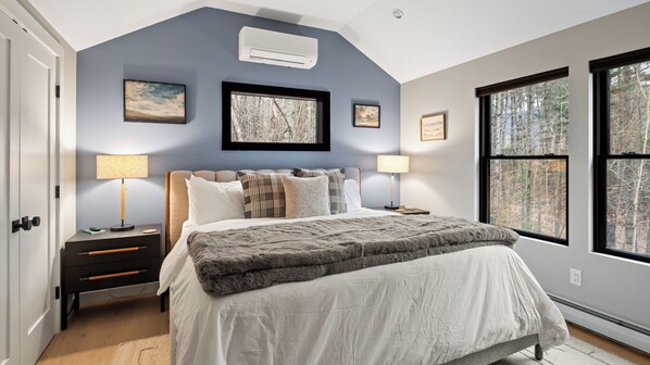 4 bedrooms, travel cot, WiFi, bed sheets