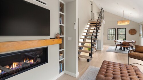 Newly Renovated Vermont Chic home in Stowe Hollow 3 Mins to Town With HOT TUB!!