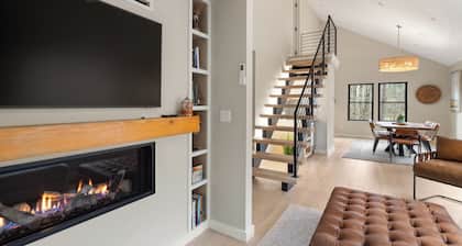 Newly Renovated Vermont Chic home in Stowe Hollow 3 Mins to Town With HOT TUB!!