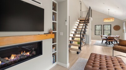 Newly Renovated Vermont Chic home in Stowe Hollow 3 Mins to Town With HOT TUB!!