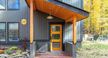 New Listing!! Newly Renovated Vermont Chic home in Stowe Hollow 2 Mins to Town