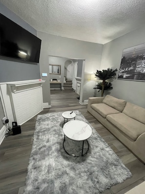 Smart TV - Large Cozy,Chic Comfortable 3 BR in a two Story townhouse, WiFi, TVs, work desks (Columbus)