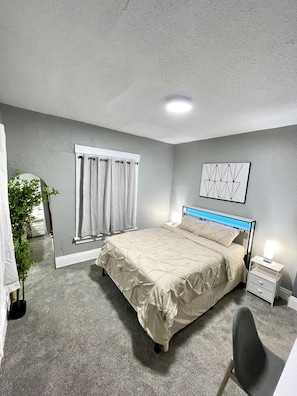 3 bedrooms, iron/ironing board, WiFi, bed sheets - Large Cozy,Chic Comfortable 3 BR in a two Story townhouse, WiFi, TVs, work desks (Columbus)