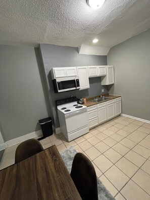 Fridge, microwave, oven, stovetop - Large Cozy,Chic Comfortable 3 BR in a two Story townhouse, WiFi, TVs, work desks (Columbus)