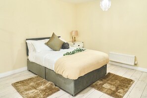 5 bedrooms, iron/ironing board, free WiFi, bed sheets