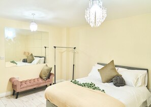 5 slaapkamers, een strijkplank/strijkijzer, gratis wifi, beddengoed