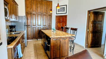 Frigorifero, microonde, forno, piano cottura