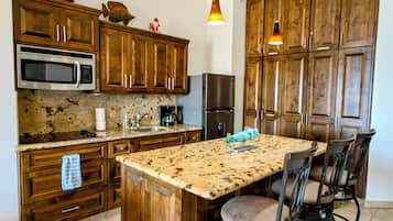 Frigorifero, microonde, forno, piano cottura