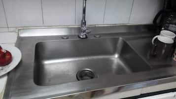 Cookware/dishes/utensils, dining tables