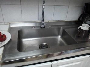 Kookgerei, borden en bestek, een eettafel