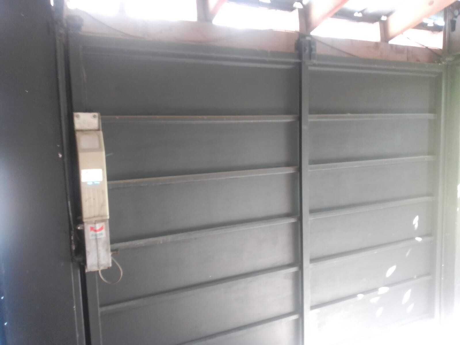 Fachada da propriedade à noite