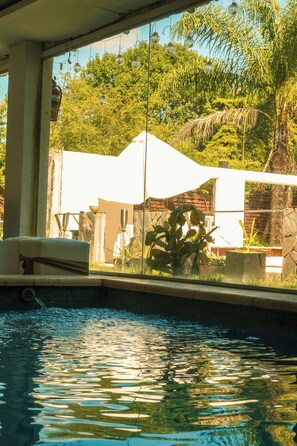 Piscine intérieure, piscine extérieure, parasols, chaises longues