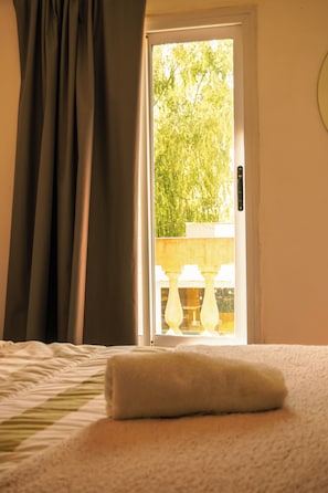 Leilighet – comfort, balkong, bassengutsikt | 4 soverom, sengetøy av topp kvalitet, dundyner og blendingsgardiner