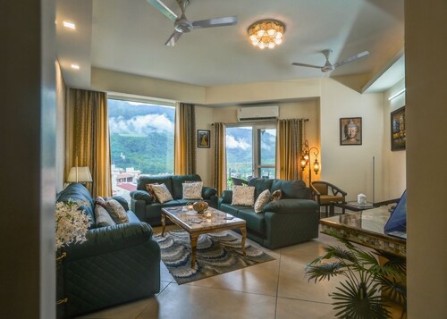 Spacious 4-bedroom apartment in enjoyable Rishikesh with fitness room, WiFi
