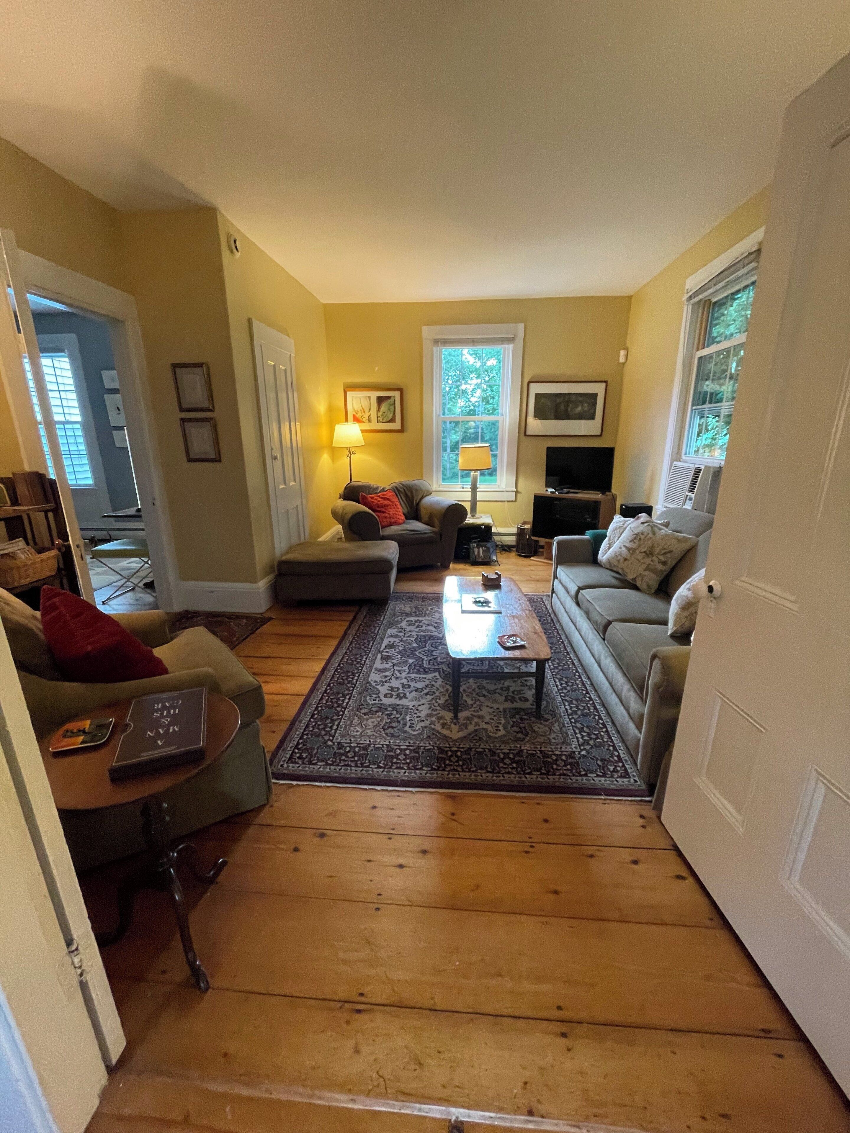 Télévision, cheminée, livres, imprimantes