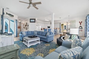 Hus - flere senge (Courageous Beach House Suite D) | Opholdsområde | Tv