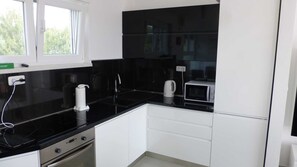 Een koelkast, een magnetron, een oven, een kookplaat