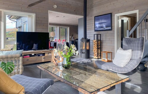 3 bedroom awesome home in Nordfjordeid