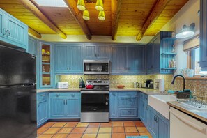 Jääkaappi, mikroaaltouuni, uuni, liesi