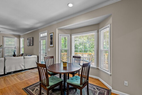 Near Downtown Cary and Raleigh - 5 room King beds, walking distance to Bond Park