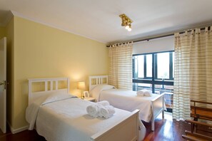 3 habitaciones, tabla de planchar con plancha, internet y ropa de cama 
