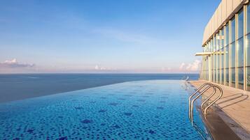 Indoor pool, 2 outdoor pools