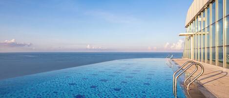 Una piscina techada, 2 piscinas al aire libre