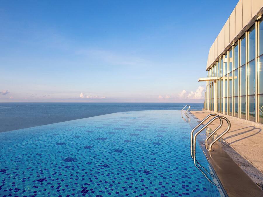 Indoor pool, 2 outdoor pools