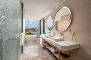 고급 침구, 오리/거위털 이불, 미니바, 객실 내 금고