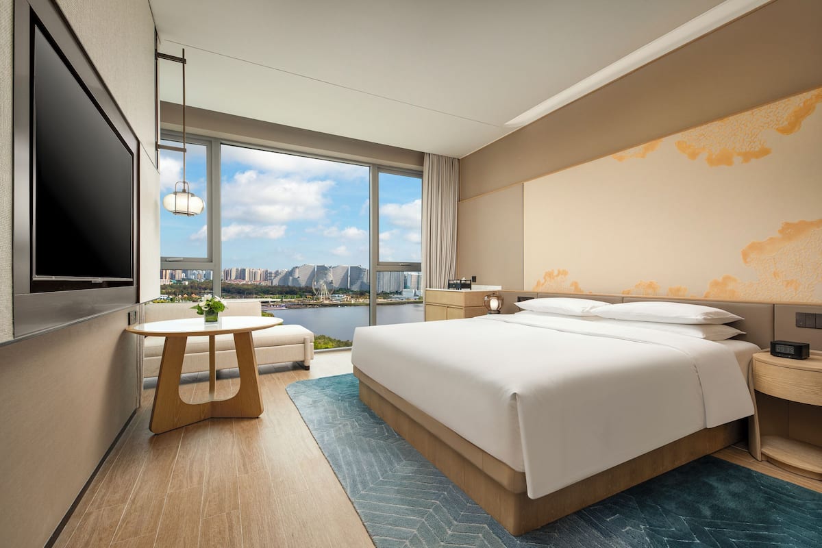 Premium bedding, down duvets, minibar, in-room safe