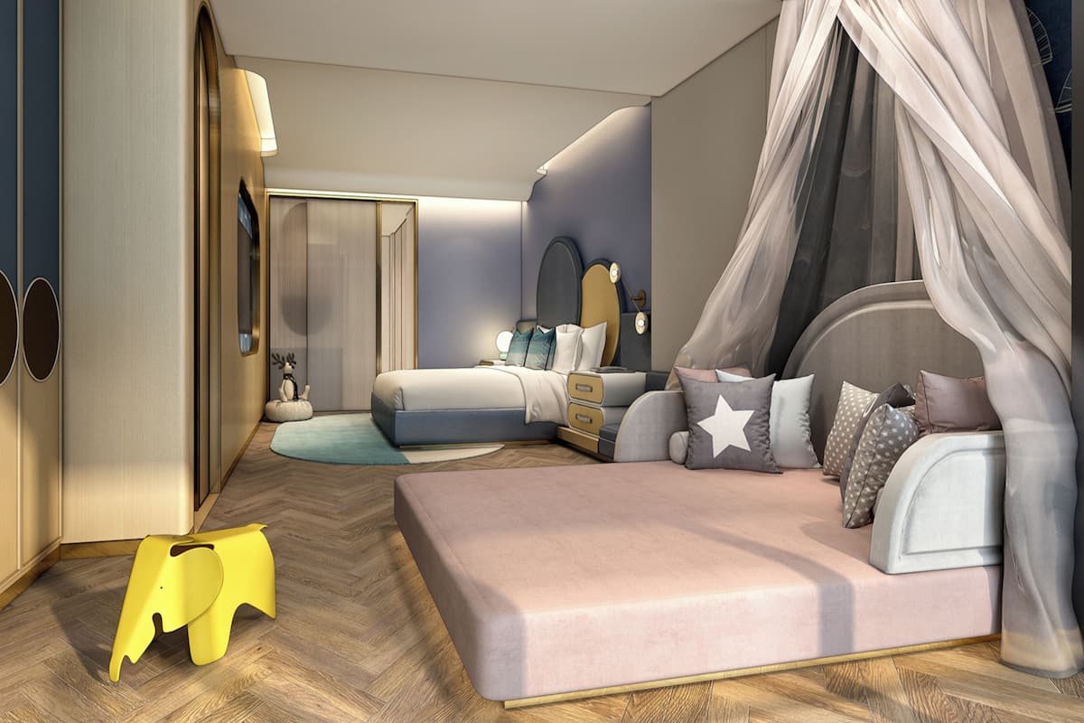 Ylelliset vuodevaatteet, untuvapeitot, minibaari, tallelokero huoneessa