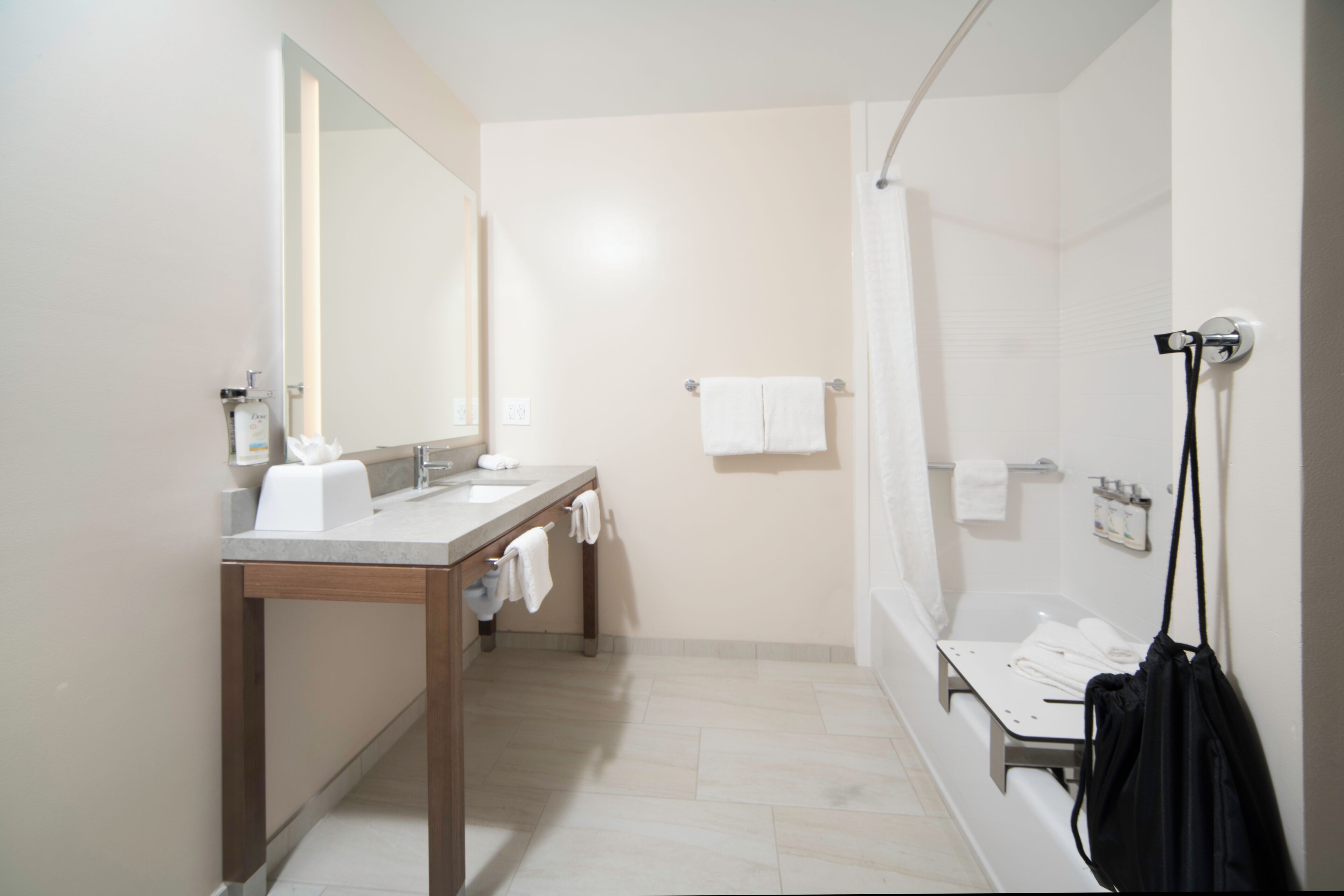 Une salle de bain moderne avec un lavabo, un miroir et un espace douche.