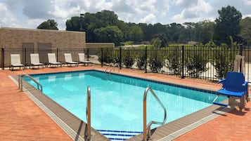 Außenpool (je nach Saison geöffnet), Sonnenschirme