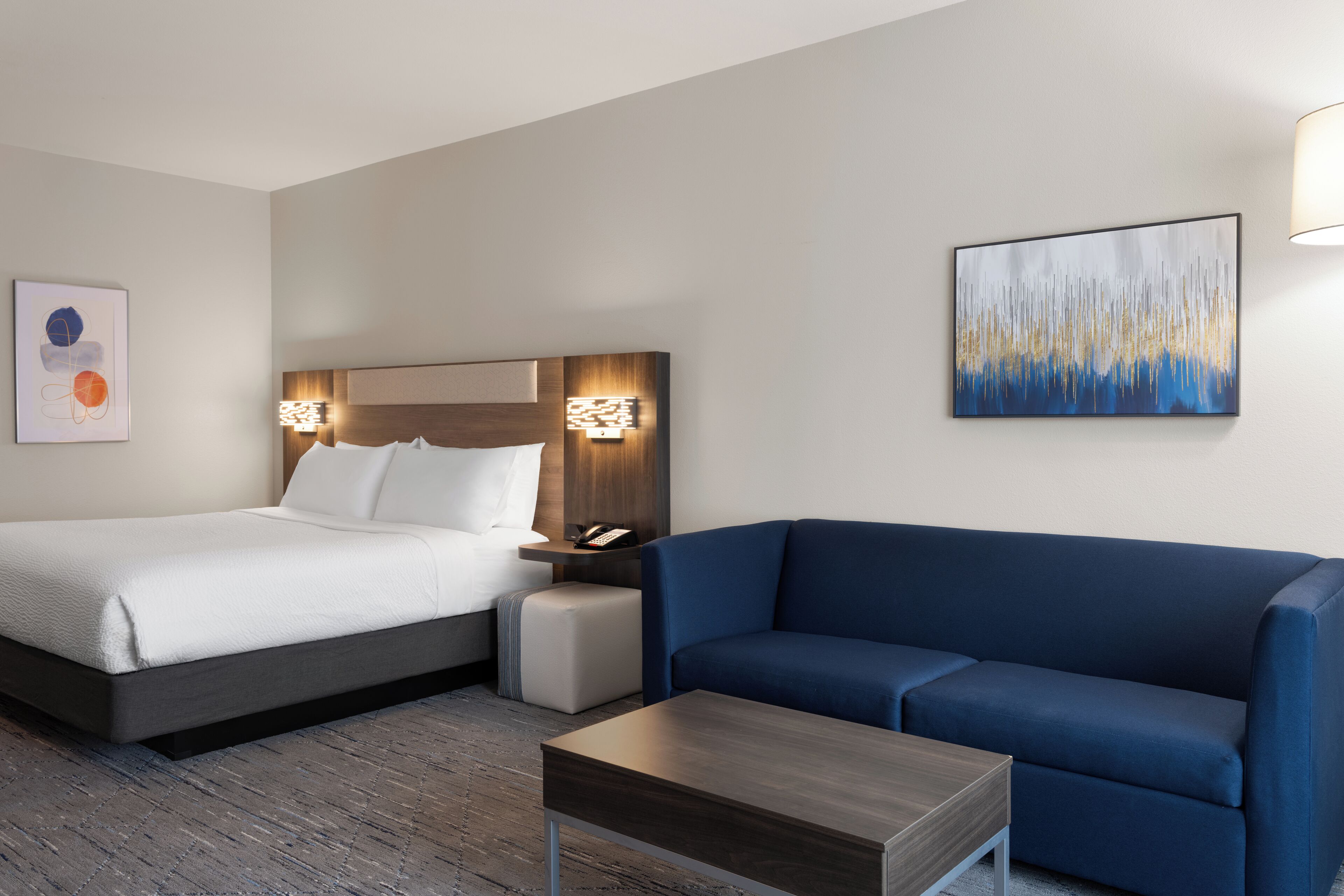 Caja de seguridad en la habitación, muebles diferentes y escritorio 