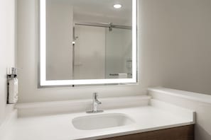 Een haardroger, handdoeken, zeep, shampoo