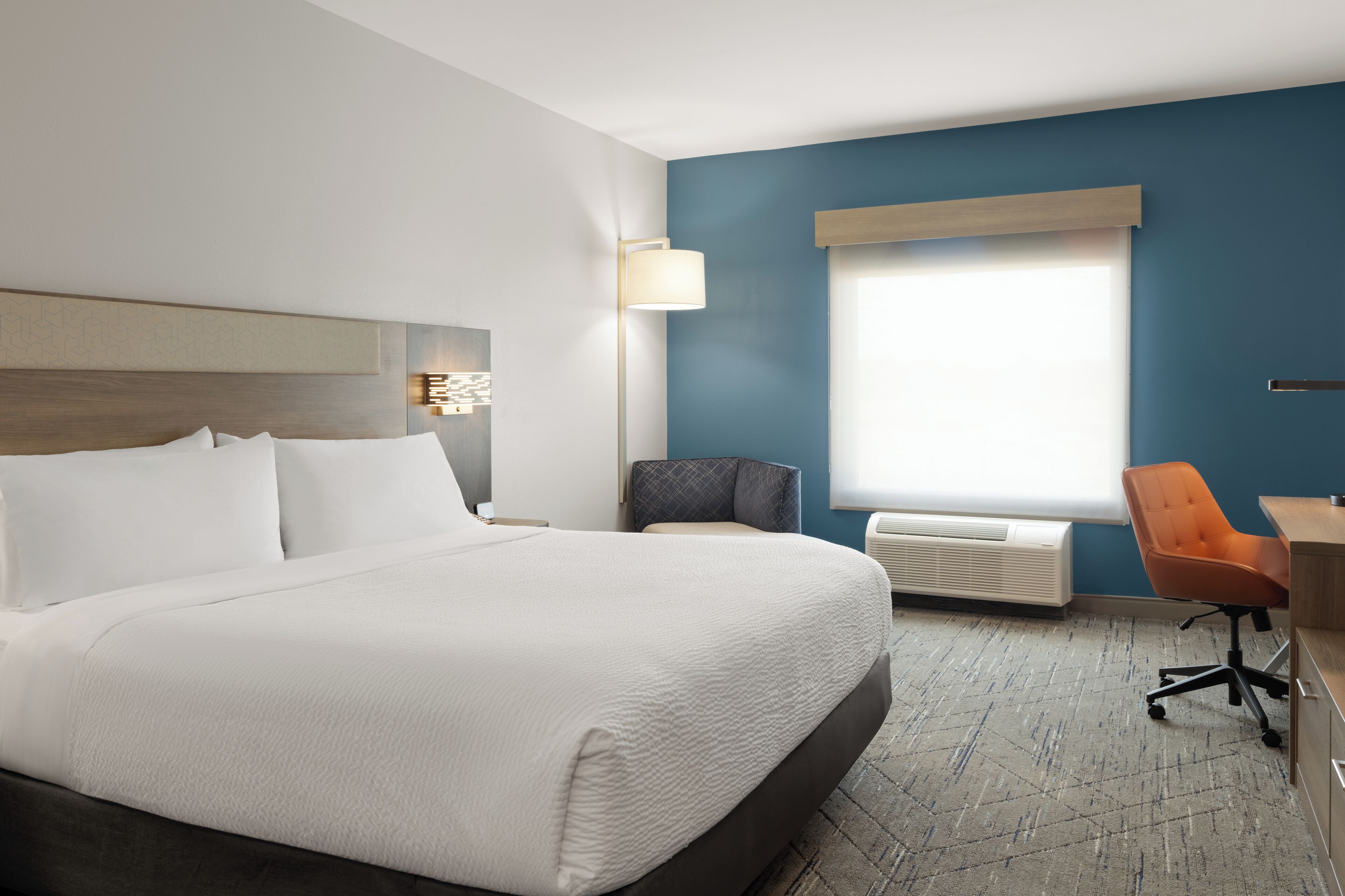 Caja de seguridad en la habitación, muebles diferentes y escritorio 