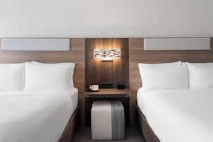 Caja de seguridad en la habitación, muebles diferentes y escritorio