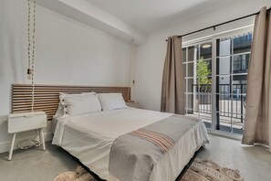 1 Schlafzimmer, Schreibtisch, Reisekinderbett, Bettwäsche