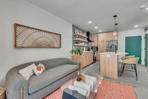 Smart TV, libros, estéreo, oficina