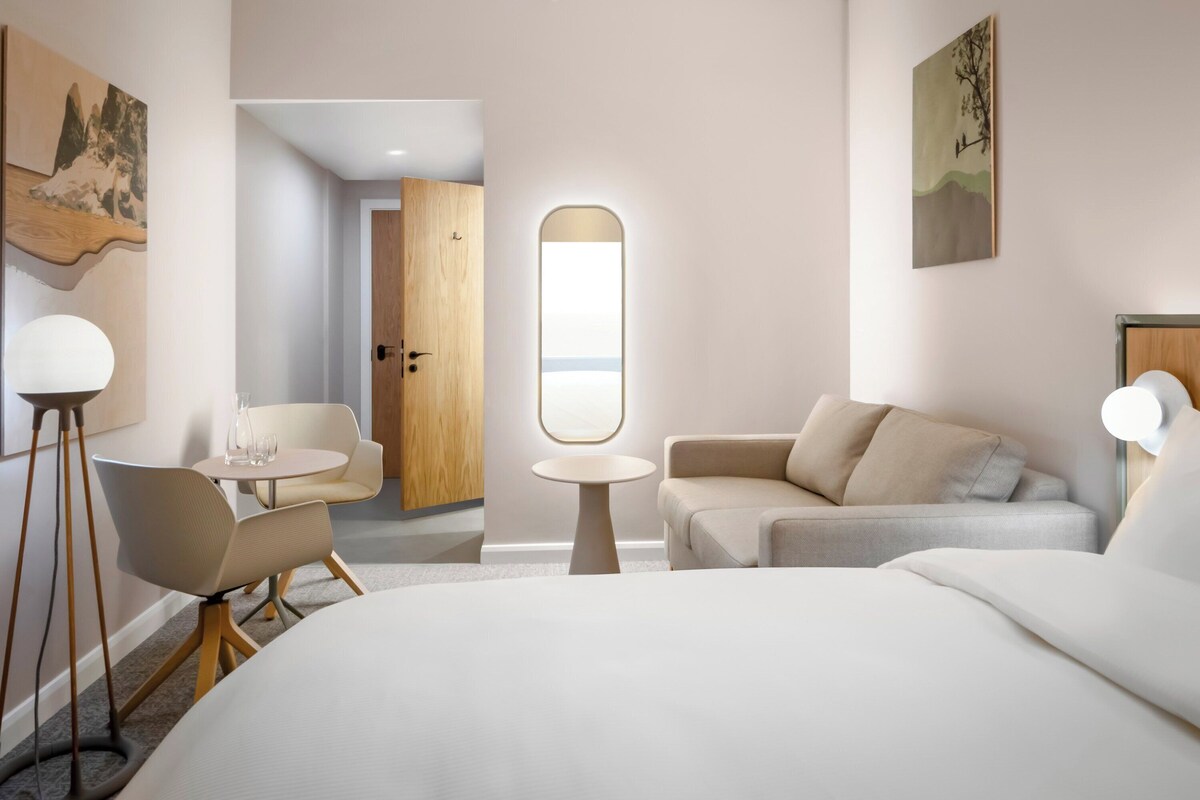 Peralatan tempat tidur premium, meja, ruang kerja komputer riba 