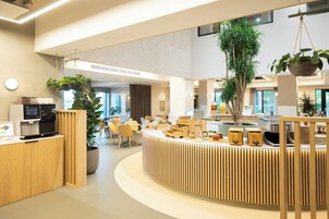 Daily full breakfast (GBP 20.00 per person)