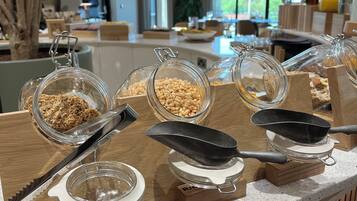 Daily full breakfast (GBP 20.00 per person)