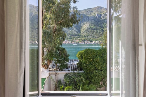 VerDi - the dream house, 9 Apart Suite hotel, in Enchanting Kotor with WiFi, AC